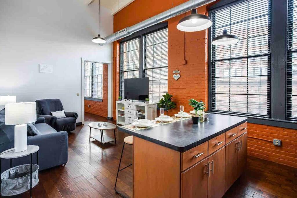 Ny Style Centric Loft With King Bed By Park Av Apartment Rochester Exterior photo