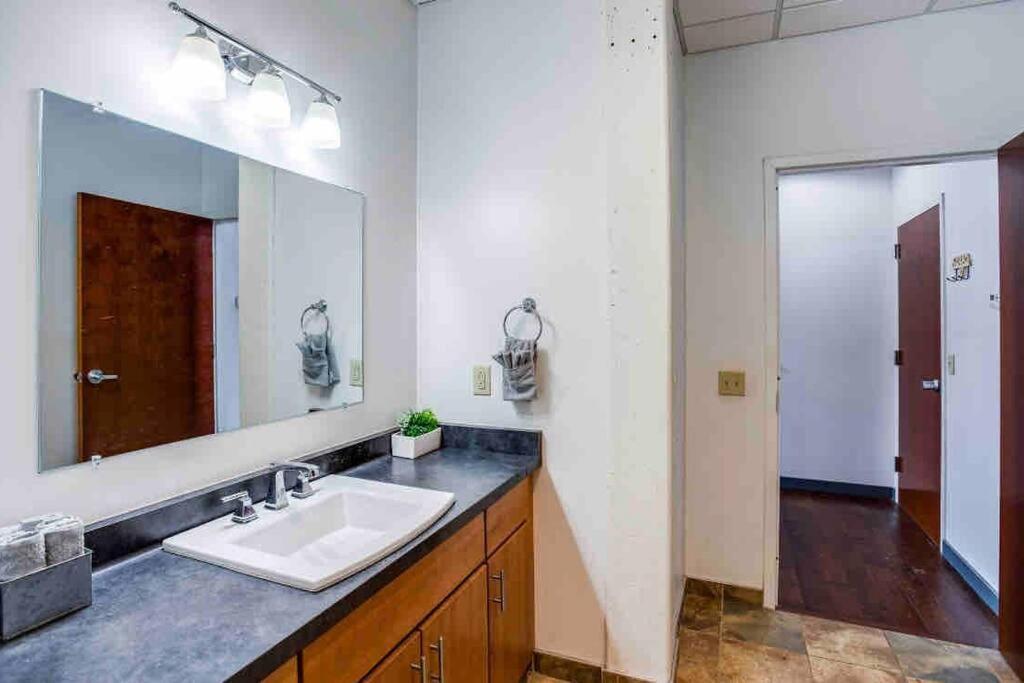Ny Style Centric Loft With King Bed By Park Av Apartment Rochester Exterior photo