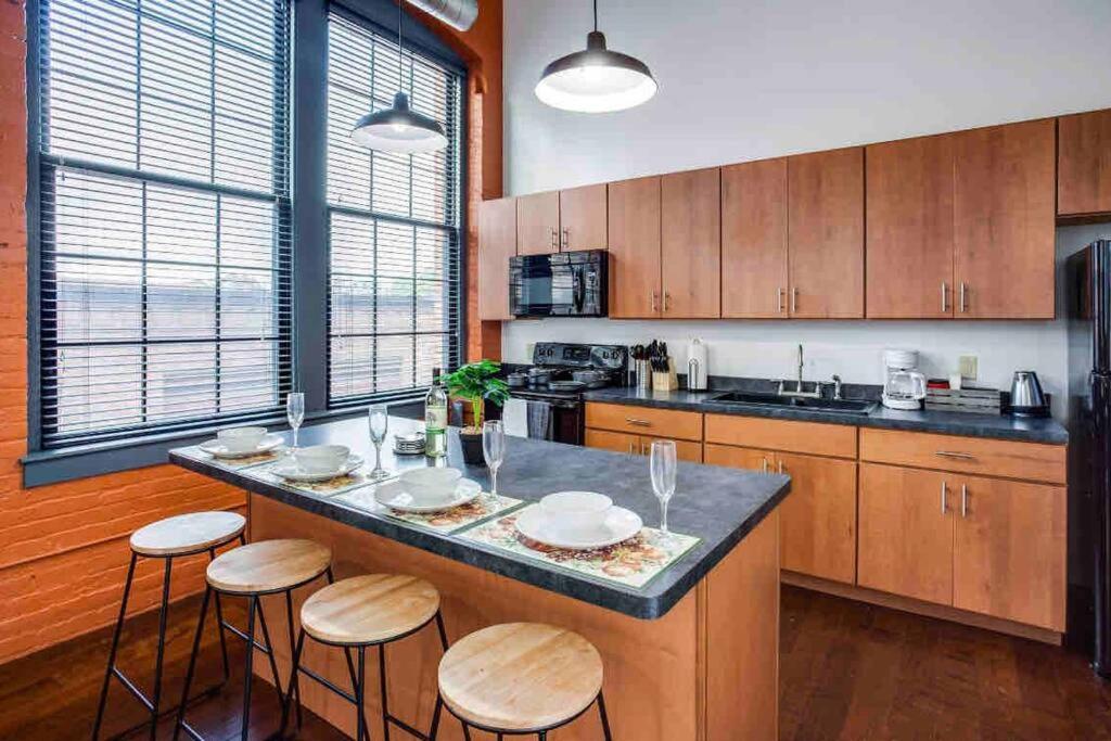 Ny Style Centric Loft With King Bed By Park Av Apartment Rochester Exterior photo