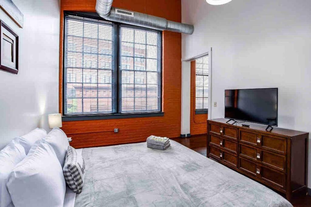 Ny Style Centric Loft With King Bed By Park Av Apartment Rochester Exterior photo