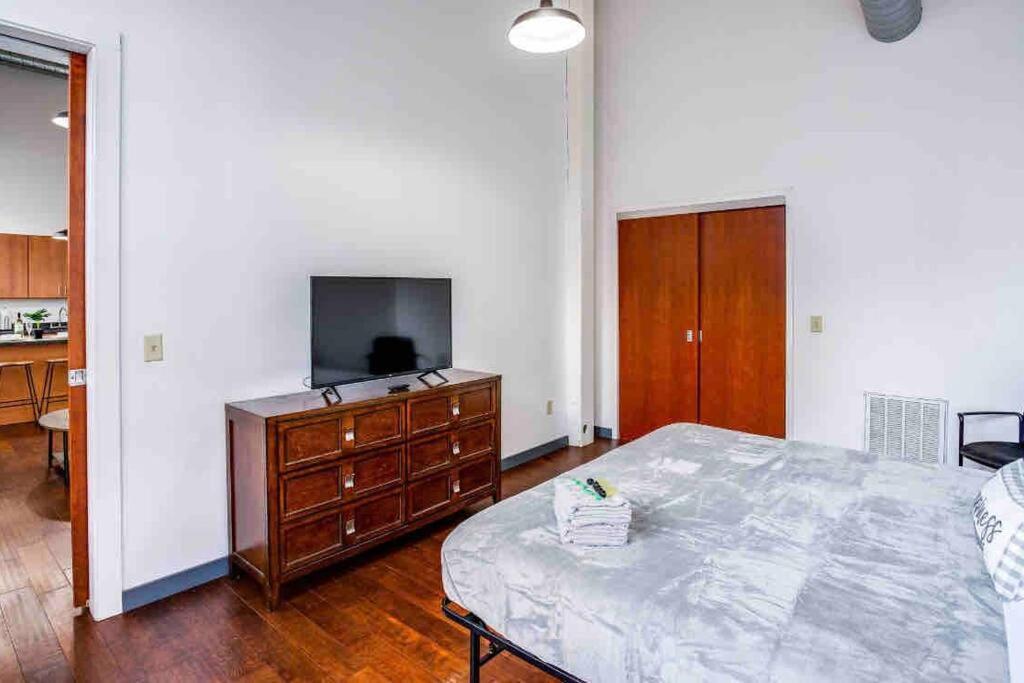 Ny Style Centric Loft With King Bed By Park Av Apartment Rochester Exterior photo