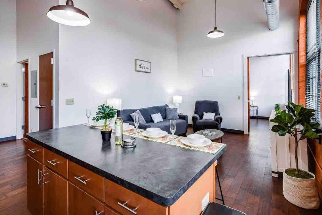 Ny Style Centric Loft With King Bed By Park Av Apartment Rochester Exterior photo