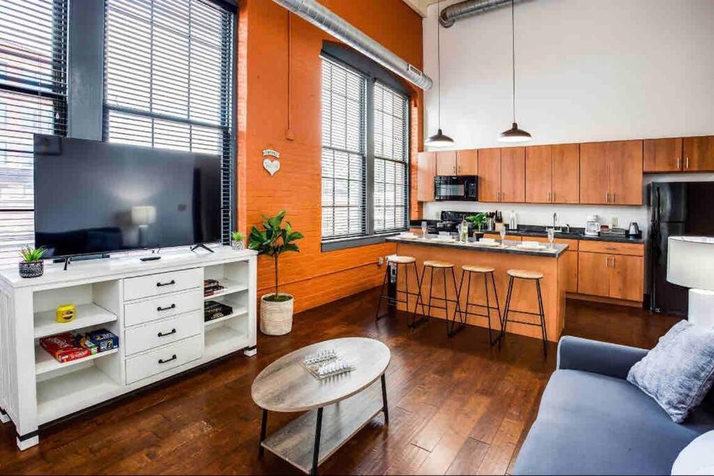 Ny Style Centric Loft With King Bed By Park Av Apartment Rochester Exterior photo